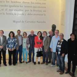 En una foto colectiva con el resto de escritores que participaron en el Festival Internacional de Poesía de Madrid.